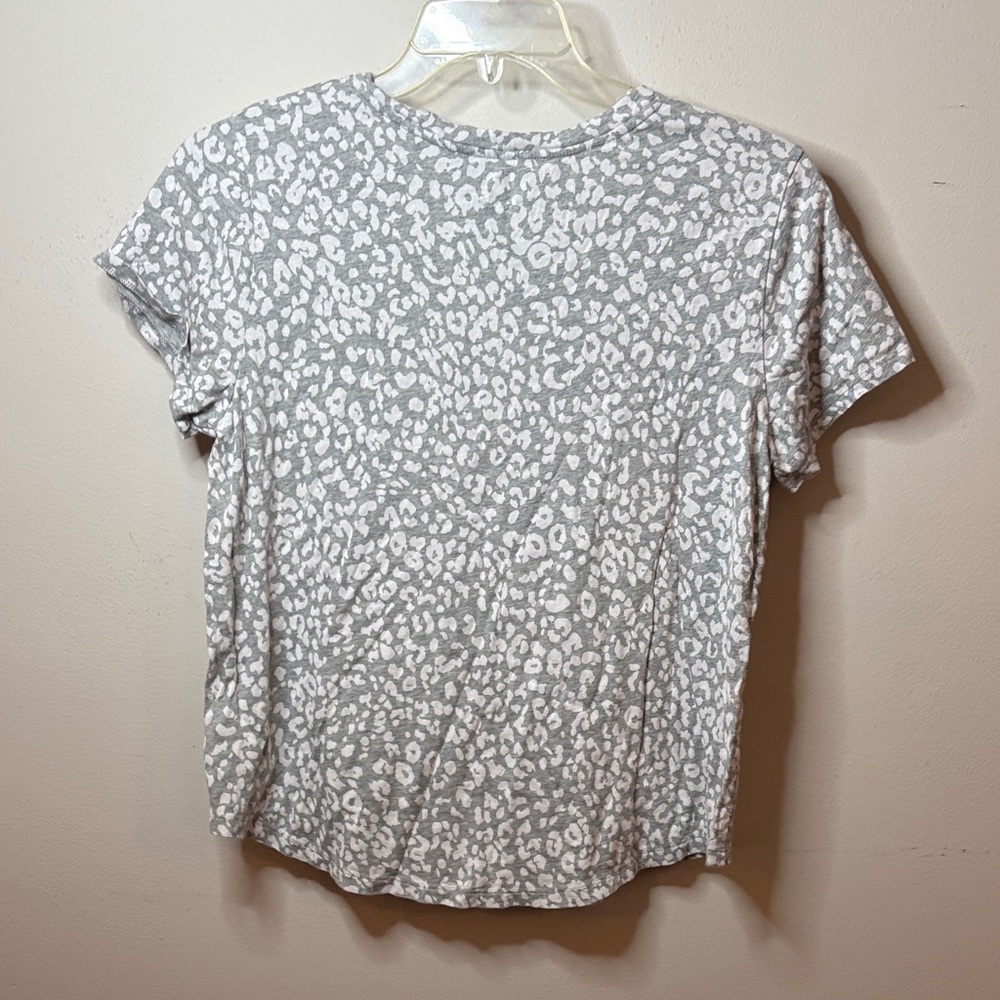 Old Navy Gray and White Leopard Short Sleeve Tee - Picture 5 of 6